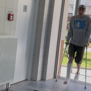 Man slc coming to hospital –video