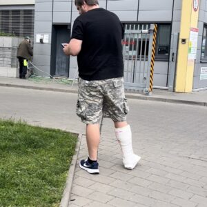 Man in maszive slwc –video